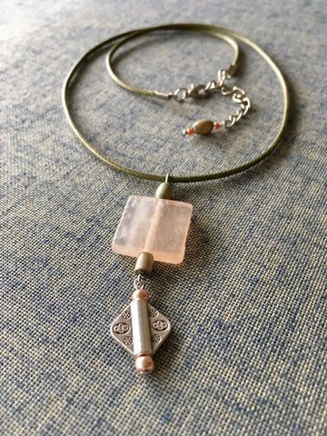 Collier le carré rose par lalouve